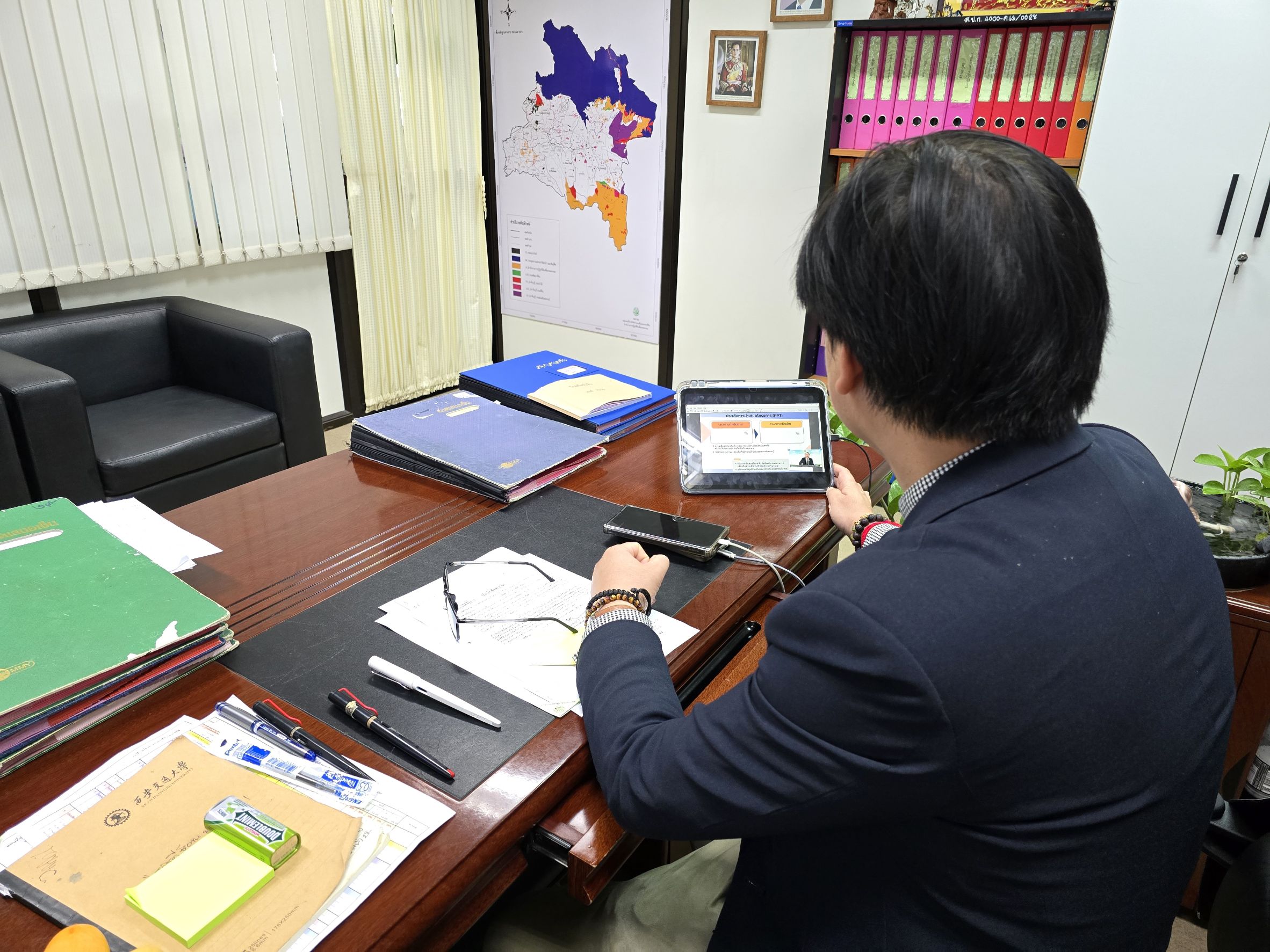 title - วันพฤหัสบดีที่ 12 กุมภาพันธ์ 2569 เวลา 13.30 น. นายวิทูล ประดิษฐบุญ ปฏิรูปที่ดินจังหวัดปราจีนบุรี   พร้อมด้วย ผู้อำนวยการกลุ่มยุทธศาสตร์และการปฏิรูปที่ดิน เข้าร่วมประชุมชี้แจงแนวทาง การตรวจราชการของเขตตรวจราชการที่ 9 ประจำปีงบประมาณ พ.ศ. 2569